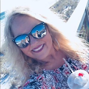 Meet your Posher, Debbie